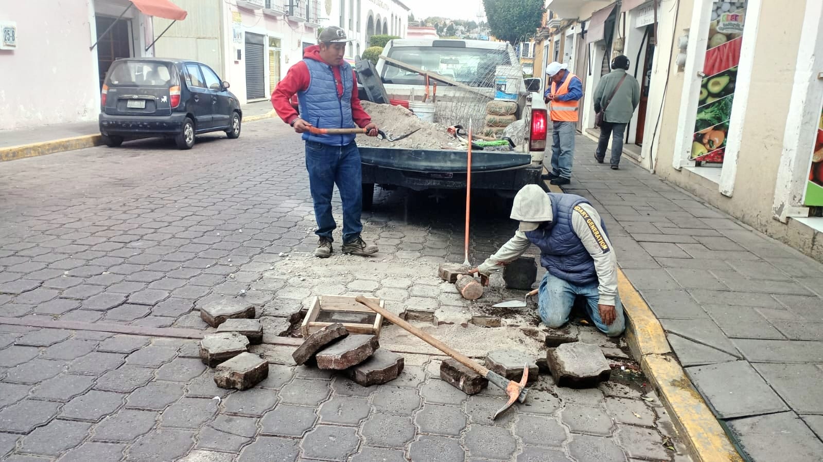 Con trabajos de renivelación el Ayuntamiento de Tlaxcala mejora las calles de la capital